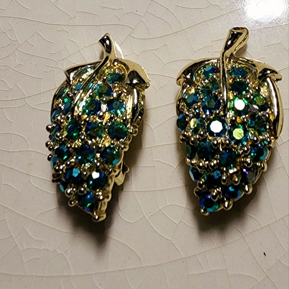 Vintage brilliant green blue Firestone Aurora Borealis grape clip on earrings - Picture 6 of 8